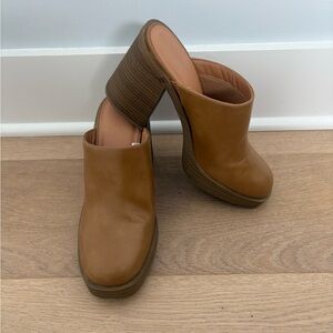 Universal Thread Clogs size 9